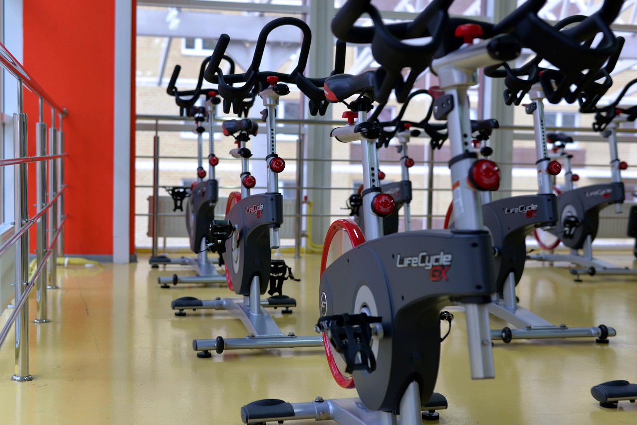Rangée de vélos d’intérieur alignés dans une salle de sport